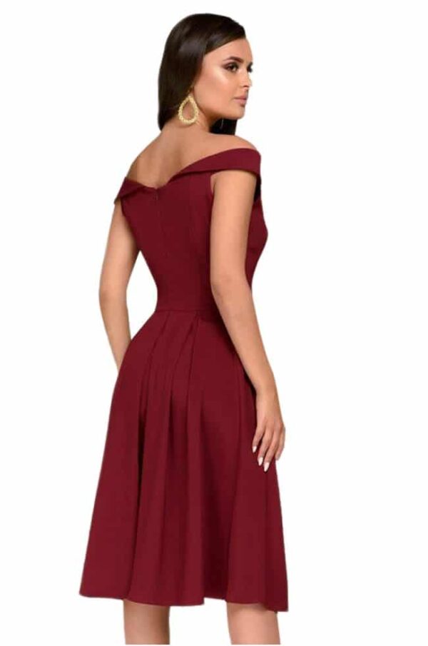 Vinröd klänning i klassisk stil bakifrån