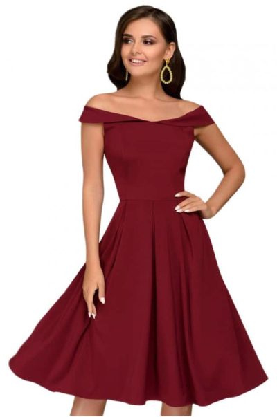Vinröd klänning i klassisk stil.